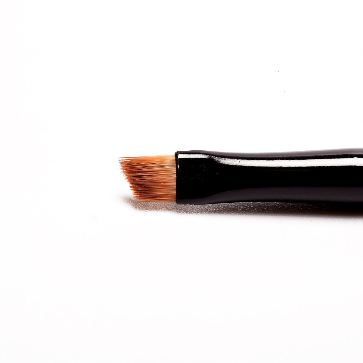 Eyebrow defining brush